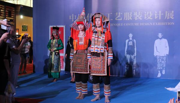3.2017年6月，贺州瑶族（尖头瑶）传统服饰参加2017年中国成都·第六届国际非物质文化遗产节--中国传统工艺服装设计展活动。拍摄：刘德敢.jpg