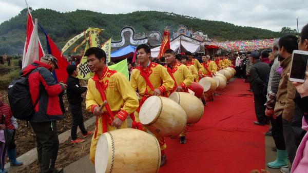 樟木林镇新华村 客家跳鼓艺人出游时统一着装进行跳鼓表演.JPG