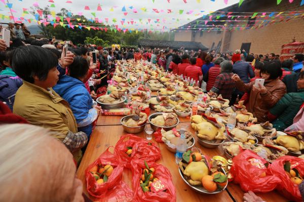 2017年11月樟木林镇新华村客家三山国王庙会当地民众在进行祭祀活动.JPG