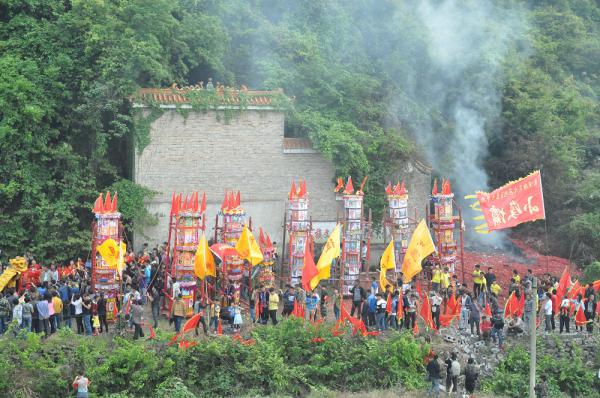 图3  庙前花炮祭拜仪式.JPG
