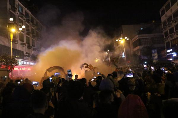 炸龙节万人空巷，观看激烈的炸龙场面.JPG
