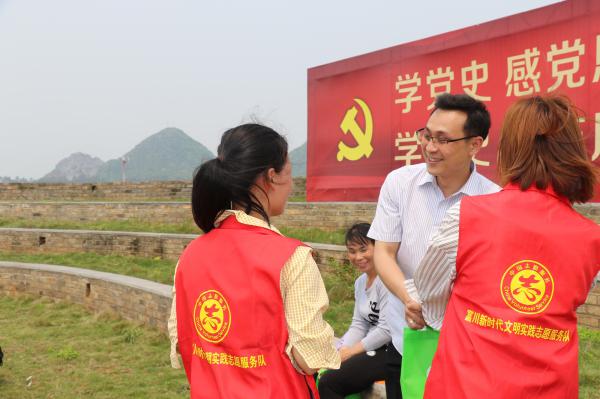 群众积极参加党史知识提问.JPG