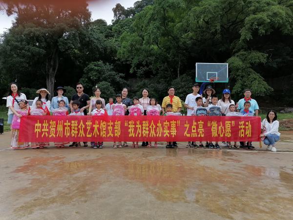 党员们给学生赠送书包 (2).jpg